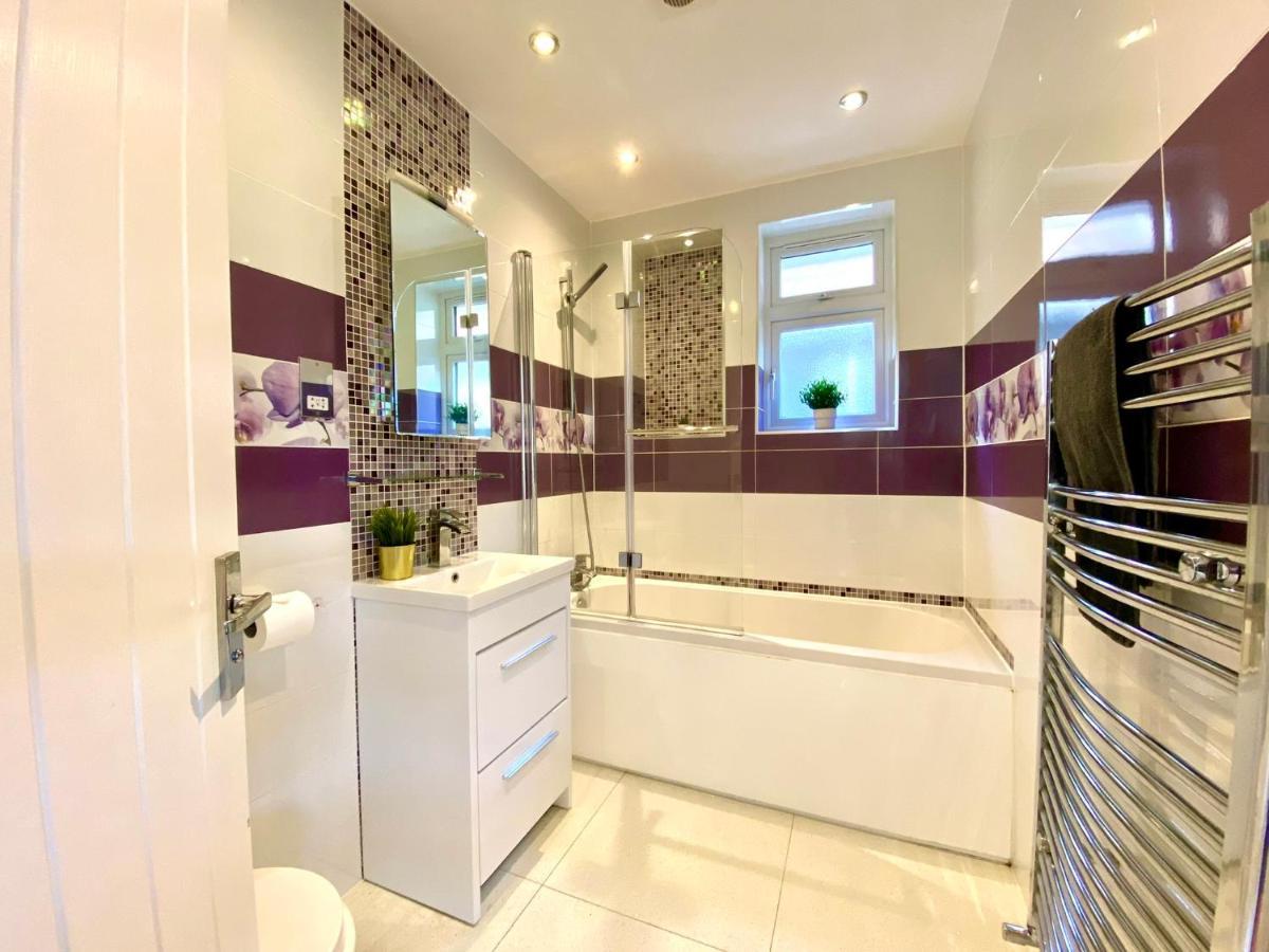 2 Min Walk To The Best Beach! Stunning Newly Refurbished Stylish 2 Bedroom Apartment! - Great Location - Free Parking - Fast Wifi - Smart Tv - Sleeps Up To 4! Close To Bournemouth & Poole Town Centre & Sandbanks Exterior foto