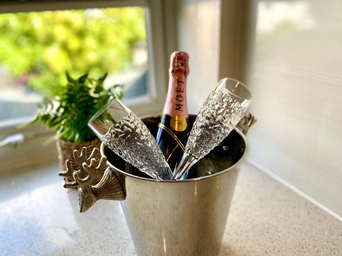 2 Min Walk To The Best Beach! Stunning Newly Refurbished Stylish 2 Bedroom Apartment! - Great Location - Free Parking - Fast Wifi - Smart Tv - Sleeps Up To 4! Close To Bournemouth & Poole Town Centre & Sandbanks Exterior foto